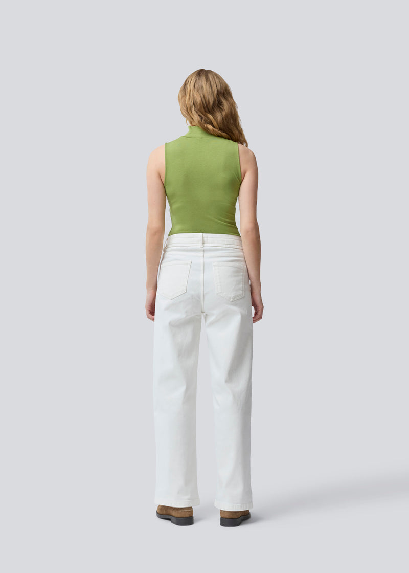 Nice green top without sleeves and with a high neck. Theo top is in a nice cotton/modal quality. The model is 175 cm and wears a size S/36