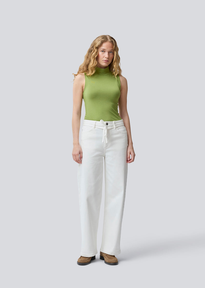 Nice green top without sleeves and with a high neck. Theo top is in a nice cotton/modal quality. The model is 175 cm and wears a size S/36