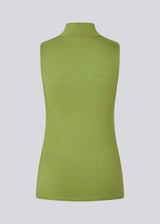 Nice green top without sleeves and with a high neck. Theo top is in a nice cotton/modal quality. The model is 175 cm and wears a size S/36