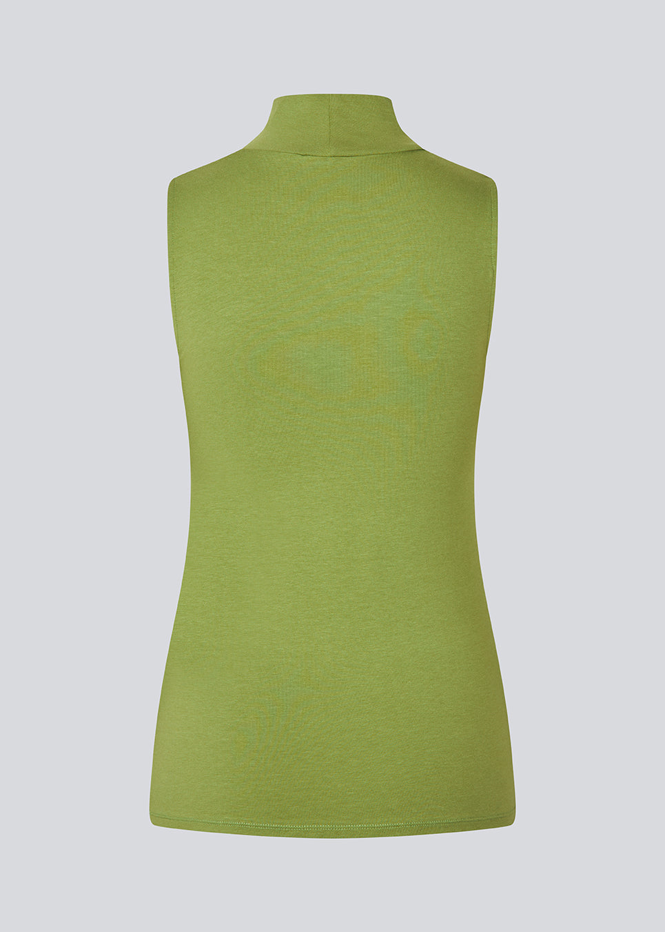 Nice green top without sleeves and with a high neck. Theo top is in a nice cotton/modal quality. The model is 175 cm and wears a size S/36