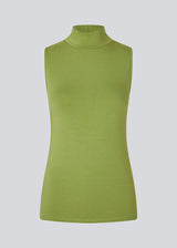 Nice green top without sleeves and with a high neck. Theo top is in a nice cotton/modal quality. The model is 175 cm and wears a size S/36