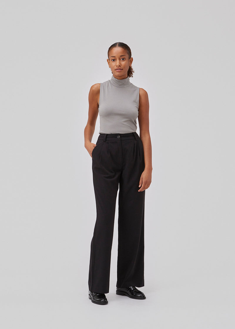 Nice grey top without sleeves and with a high neck. Theo top is in a nice cotton/modal quality. The model is 173 cm and wears a size S/36