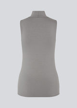 Nice grey top without sleeves and with a high neck. Theo top is in a nice cotton/modal quality. The model is 173 cm and wears a size S/36