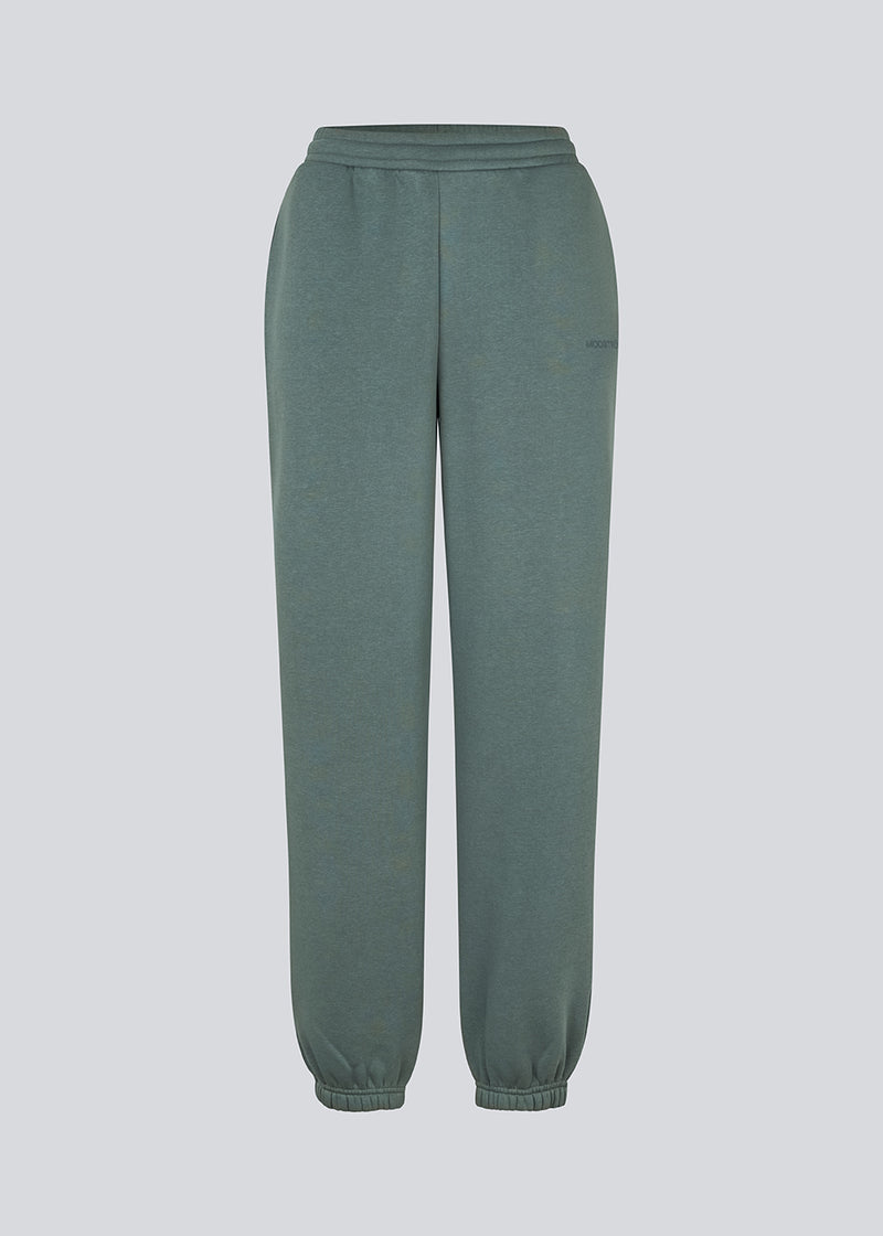 Sweatpants with logo in a cotton mixture. TiaMD pants has sidepockets, tieband and an elastic in the bottom and waist.