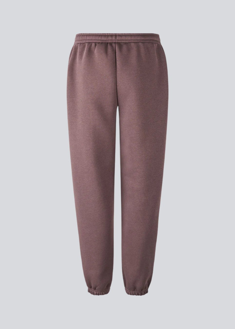 Sweatpants in brown with logo in a cotton mixture. TiaMD pants have side pockets, tieband and elastic in the bottom and waist.