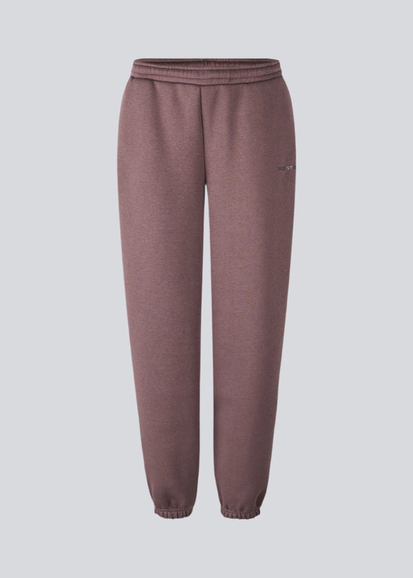 Sweatpants in brown with logo in a cotton mixture. TiaMD pants have side pockets, tieband and elastic in the bottom and waist.