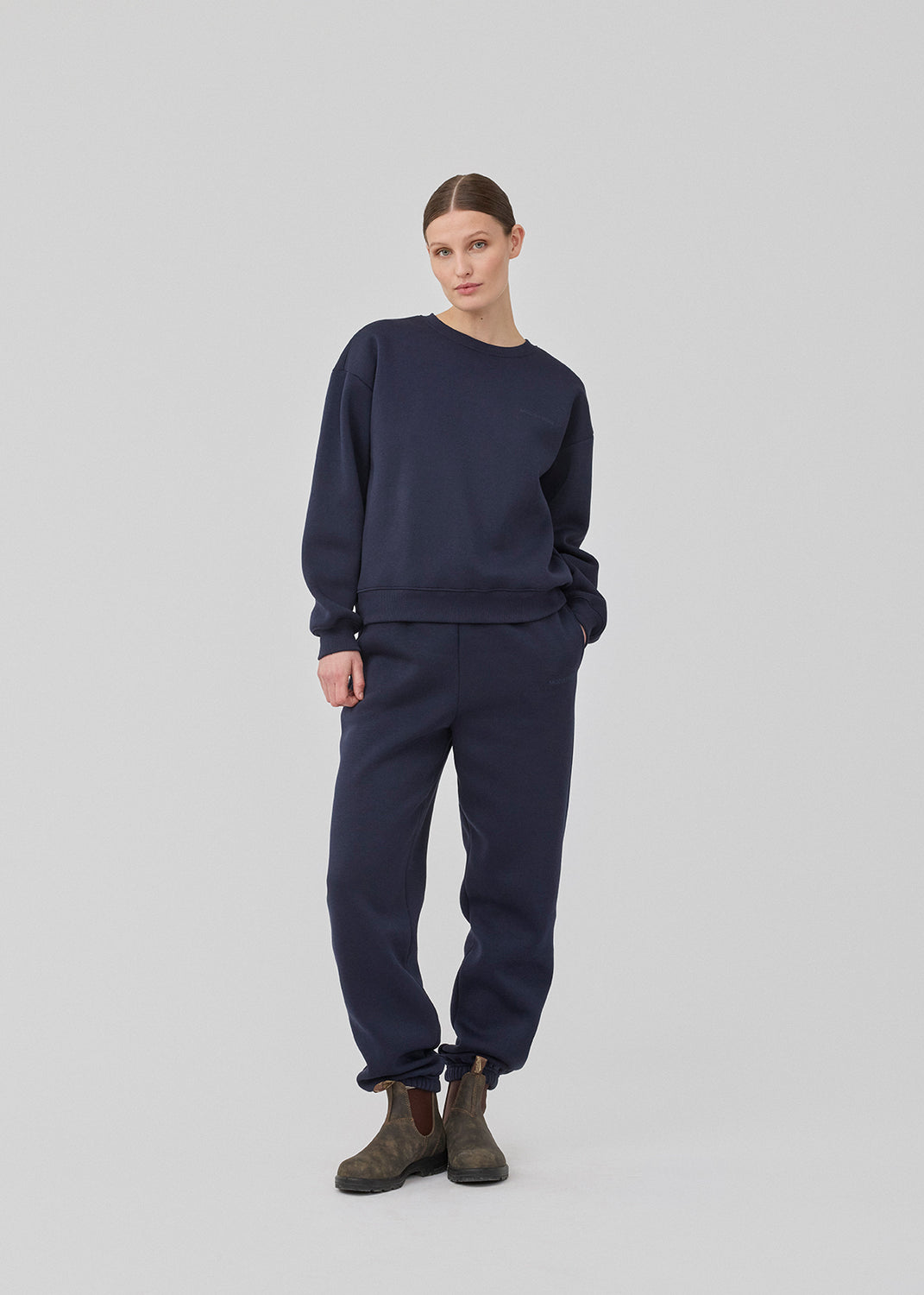 Sweatpants in navy blue with logo in a cotton mixture. TiaMD pants have side pockets, a tieband and an elastic in the bottom and waist.