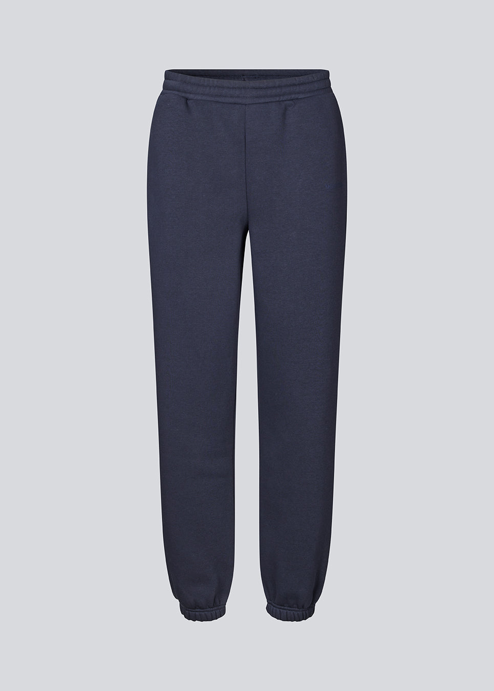 Sweatpants in navy blue with logo in a cotton mixture. TiaMD pants have side pockets, a tieband and an elastic in the bottom and waist.