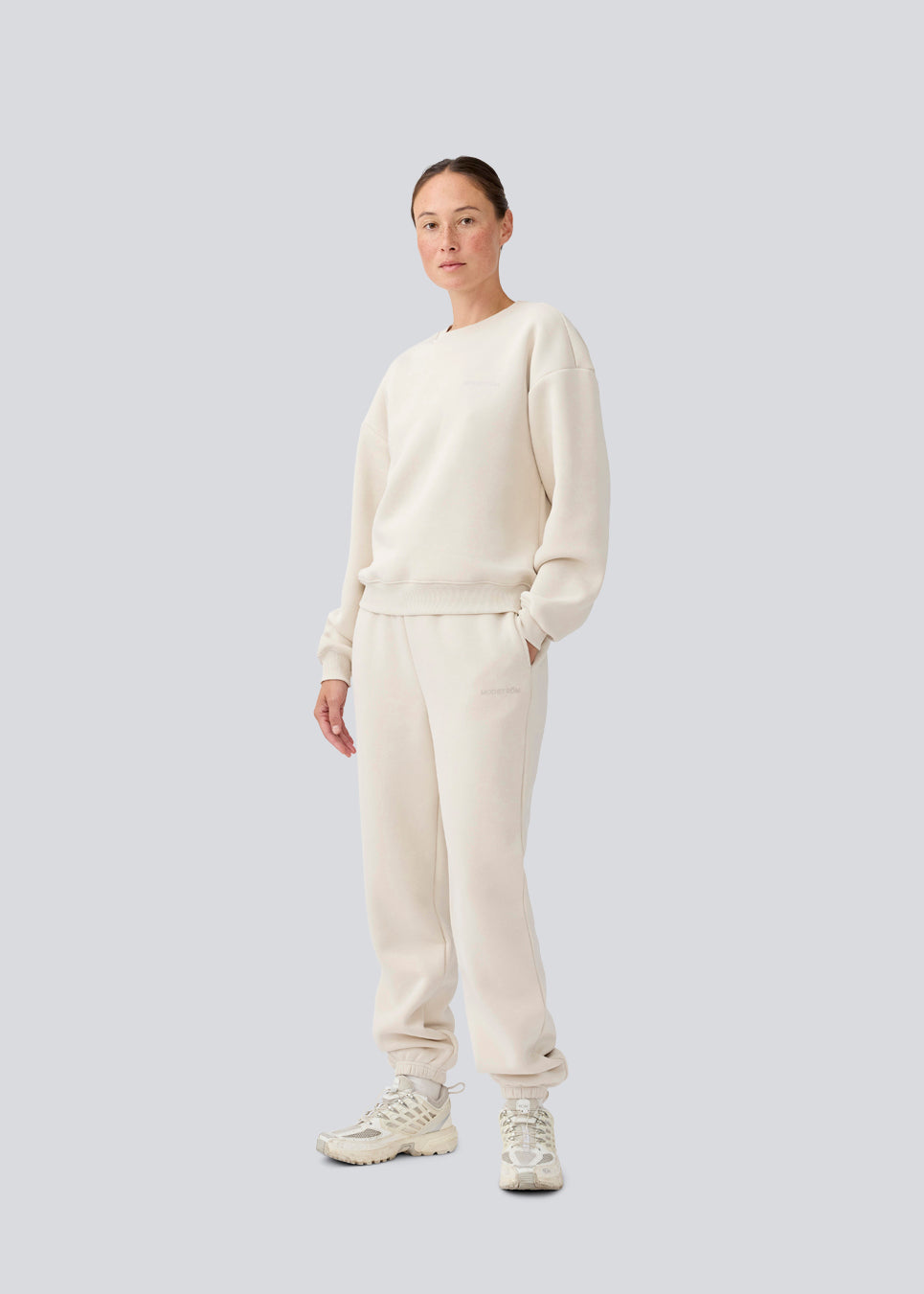 Sweatpants with logo in a cotton mixture. TiaMD pants has sidepockets, tieband and an elastic in the bottom and waist. 