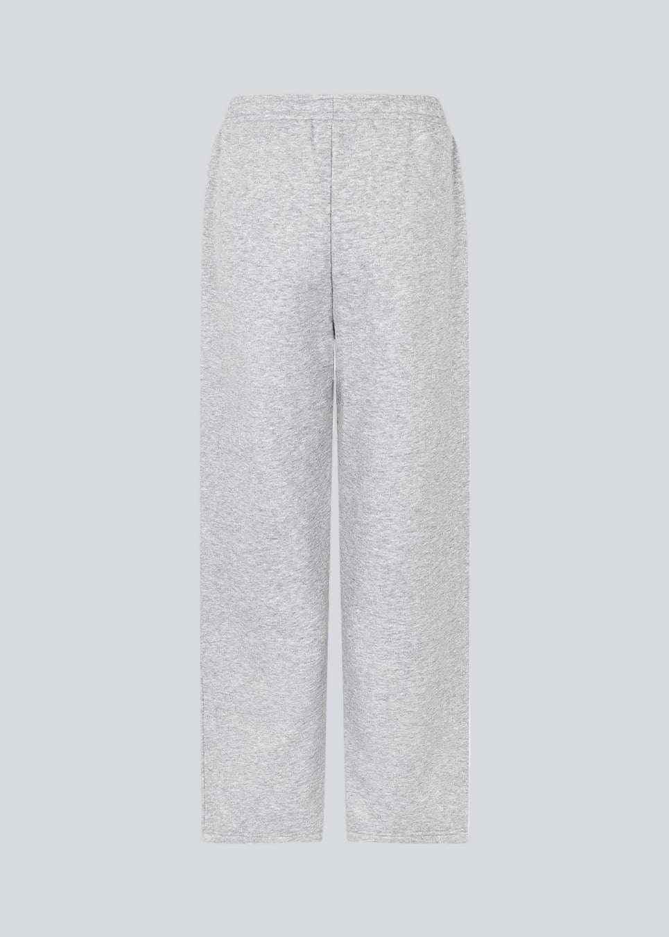 Tiamd straight pants feature an elasticated waistband and straight legs, creating a modern and laid-back silhouette. Perfect for casual everyday looks or paired with the matching sweatshirt for a cool, sporty set.