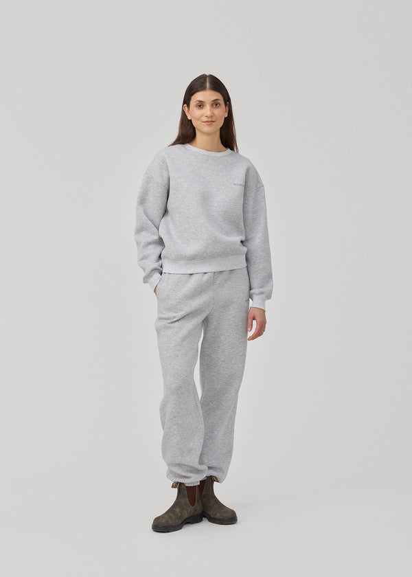 Sweatshirt in grey with logo made in a cotton mixture. TiaMD sweat has a round neckline and ribbing at the sleeves and bottom.