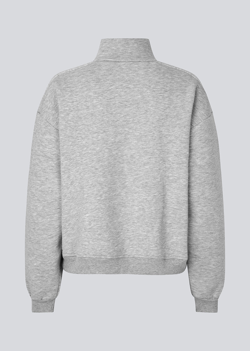 Sweatshirt with logo made in a cotton mixture. TiaMD sweat has a high neck with a zipper and ribbing at the sleeves. 