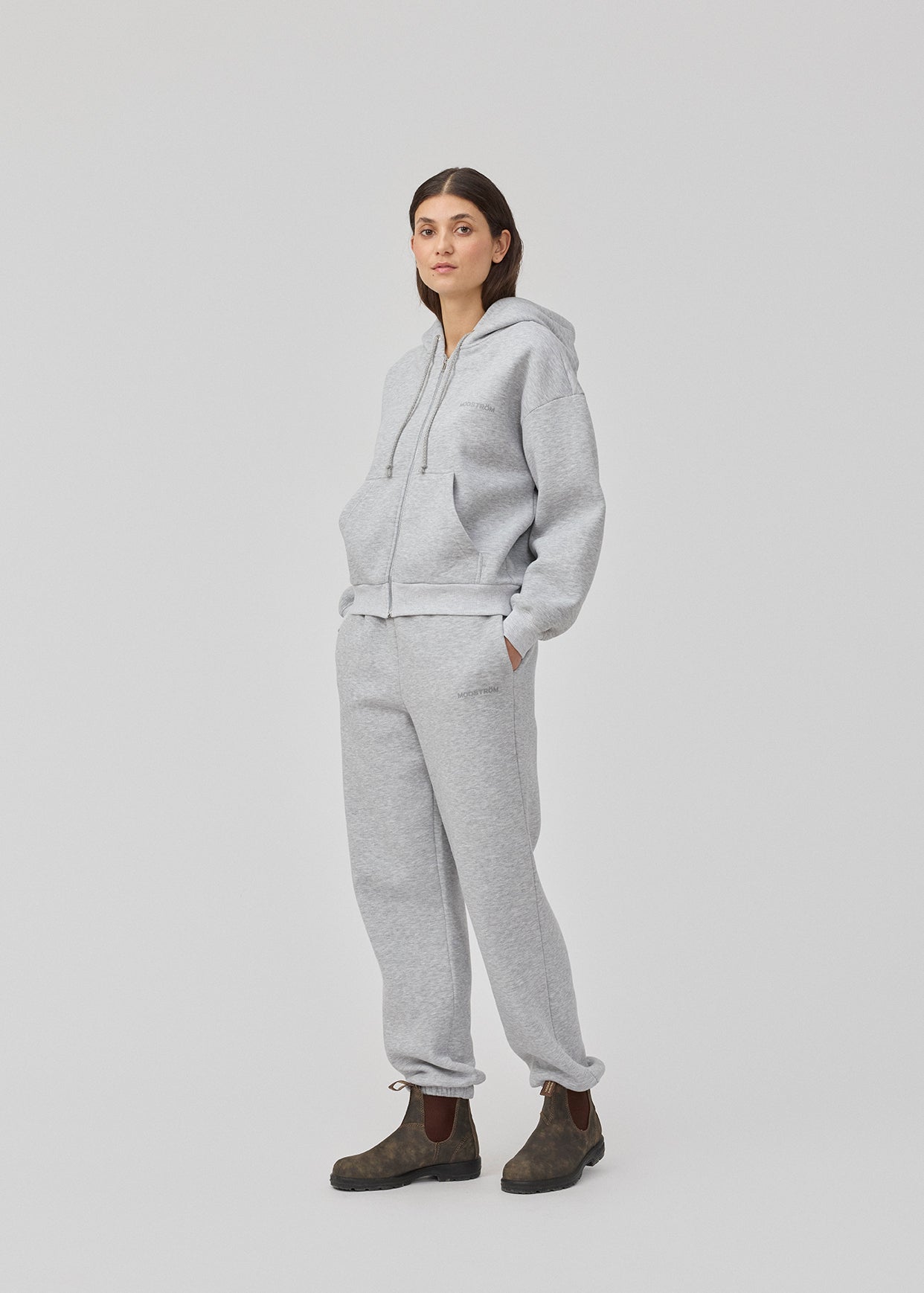 Sweatshirt in grey with a zipper and logo in a cotton mixture. TiaMD Zip has pockets, ribbing at the sleeves and bottom and a hood with strings.