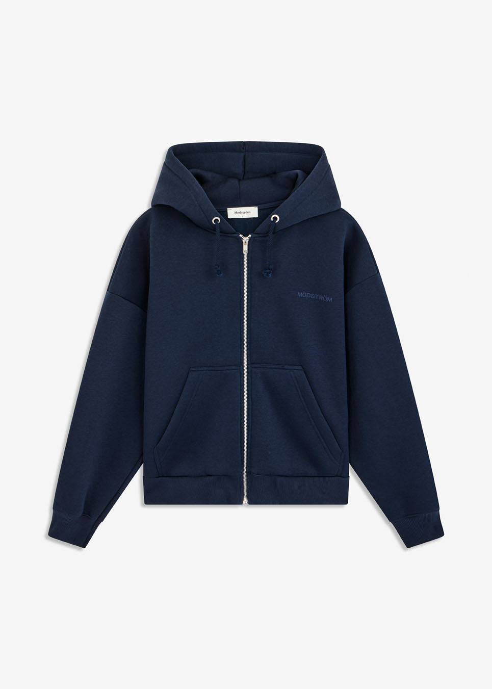 Sweatshirt in navy blue with a zipper and logo in a cotton mixture. TiaMD Zip has pockets, ribbing at the sleeves and bottom, and a hood with strings. The model is 175 cm and wears a size S/36.
