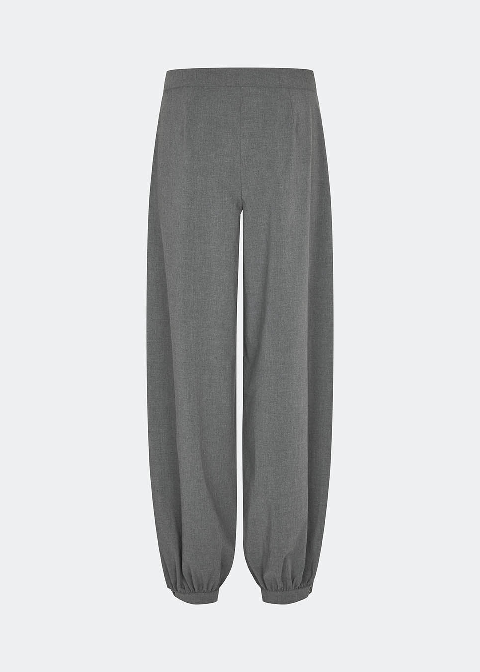 Elegant and modern balloon trousers in grey. TiamoMD pants are designed with soft pleats, volume in the legs, and a subtle button closure at the ankle, creating a modern and refined look. Perfect for both everyday wear and styling with a more sophisticated twist.
