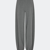 Elegant and modern balloon trousers in grey. TiamoMD pants are designed with soft pleats, volume in the legs, and a subtle button closure at the ankle, creating a modern and refined look. Perfect for both everyday wear and styling with a more sophisticated twist.
