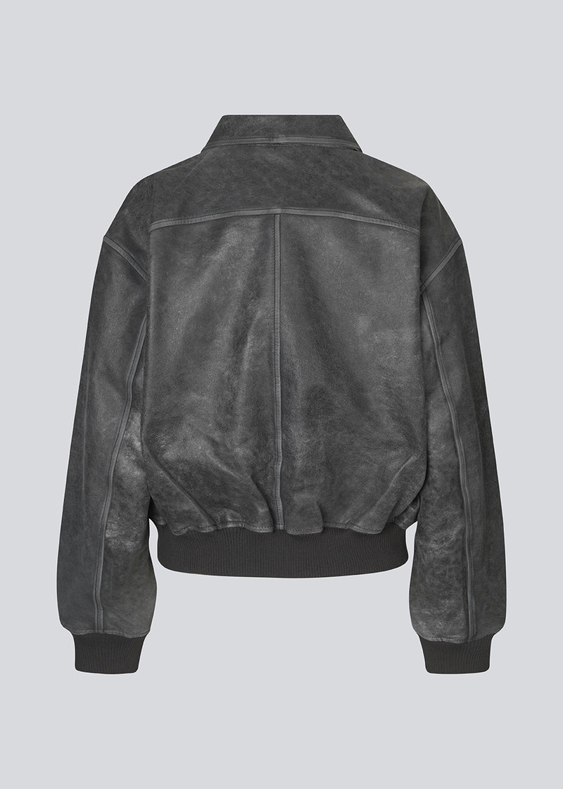 Oversized leather jacket in soft lamb leather. TiggyMD jacket is designed with a bomber look with collar, dropped shoulders og rib trimmings on collar, cuff and hem. Length is slightly cropped. 