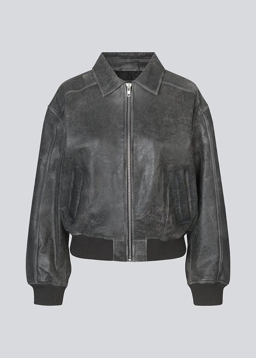 Oversized leather jacket in soft lamb leather. TiggyMD jacket is designed with a bomber look with collar, dropped shoulders og rib trimmings on collar, cuff and hem. Length is slightly cropped. 
