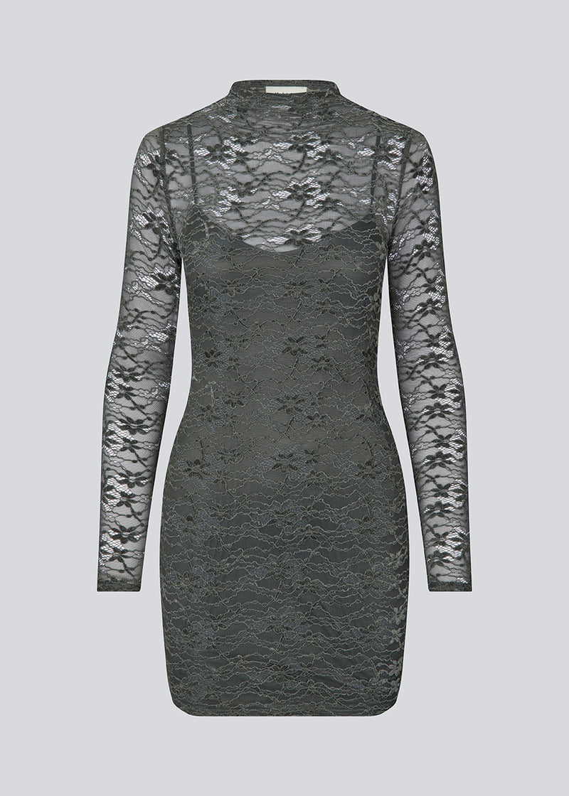 Fitted dress in a see-through lace material. TildeMD dress has long sleeves, a high neck and lining.