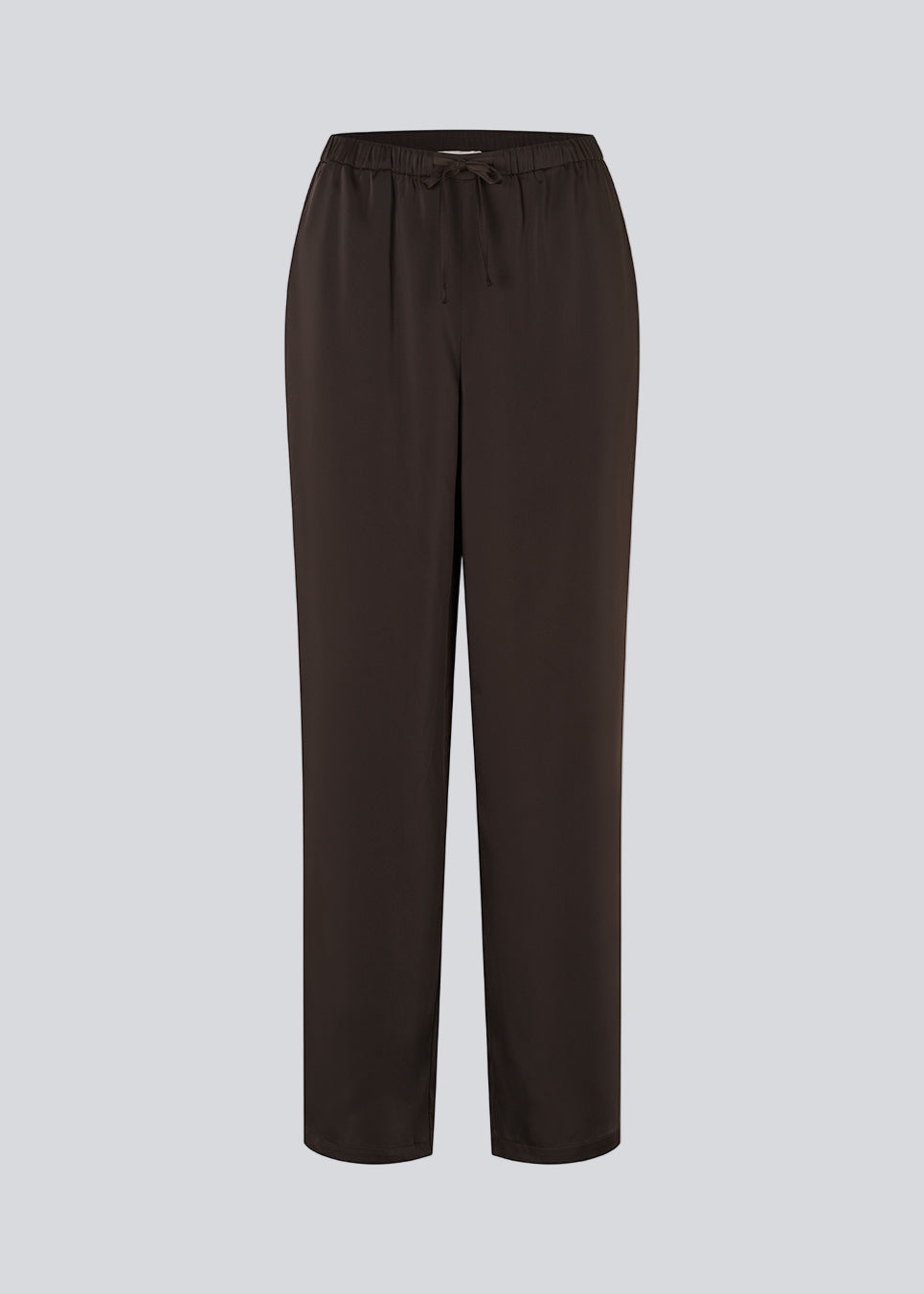 Brown loose satin pants. Timmiemd pants has wide legs, sidepockets, and a tiefastening. A relaxed fit with an elegant look.