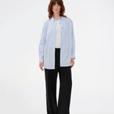 Loose black trousers with wide legs and a relaxed fit. Featuring an elastic waistband with drawstring for a comfortable, adjustable waist. White side stripes add a sporty and modern touch to the otherwise classic design. Perfect for casual everyday wear or more elevated styling – easy to pair with everything from t-shirts to dressy tops.
