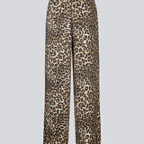 Loose pants in leo print in satin. TipsyMD print pants has wide legs, side pockets and an elastic waistband with tiebands.