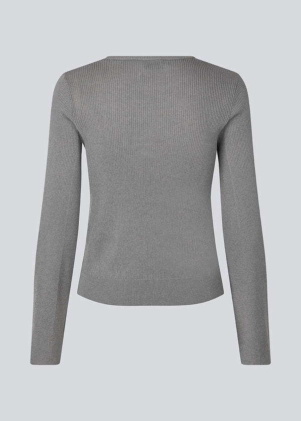 Fine knit jumper in a drapy quality. TomMD o-neck has a slightly cropped length with long, flared sleeves. Ribknit on neckline and hem. 