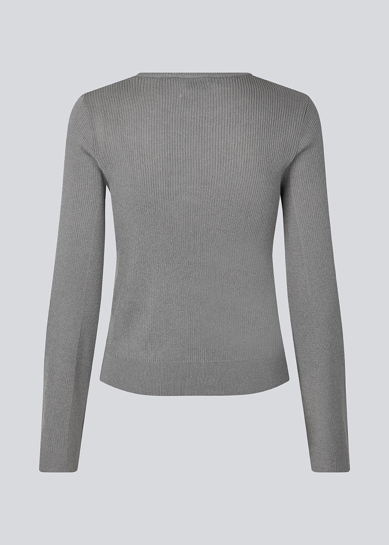 Fine knit jumper in a drapy quality. TomMD o-neck has a slightly cropped length with long, flared sleeves. Ribknit on neckline and hem. 