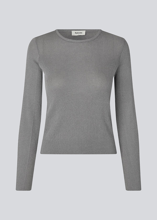 Fine knit jumper in a drapy quality. TomMD o-neck has a slightly cropped length with long, flared sleeves. Ribknit on neckline and hem. 