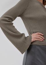Fine beige knit jumper in a drapey quality with light shimmer in the material. TomMD o-neck has a slightly cropped length with long, flared sleeves. Rib knit on neckline and hem. 