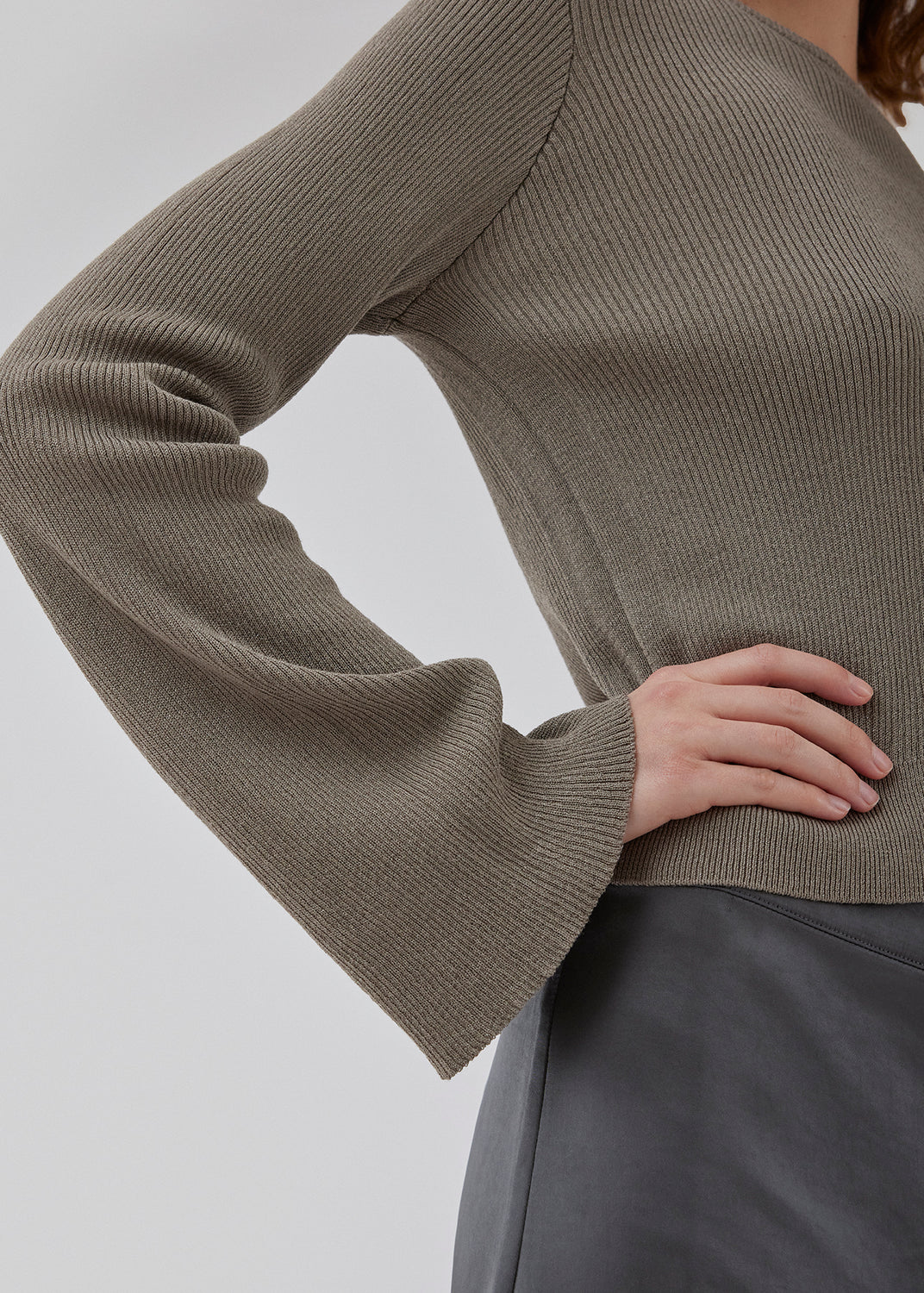 Fine beige knit jumper in a drapey quality with light shimmer in the material. TomMD o-neck has a slightly cropped length with long, flared sleeves. Rib knit on neckline and hem. 