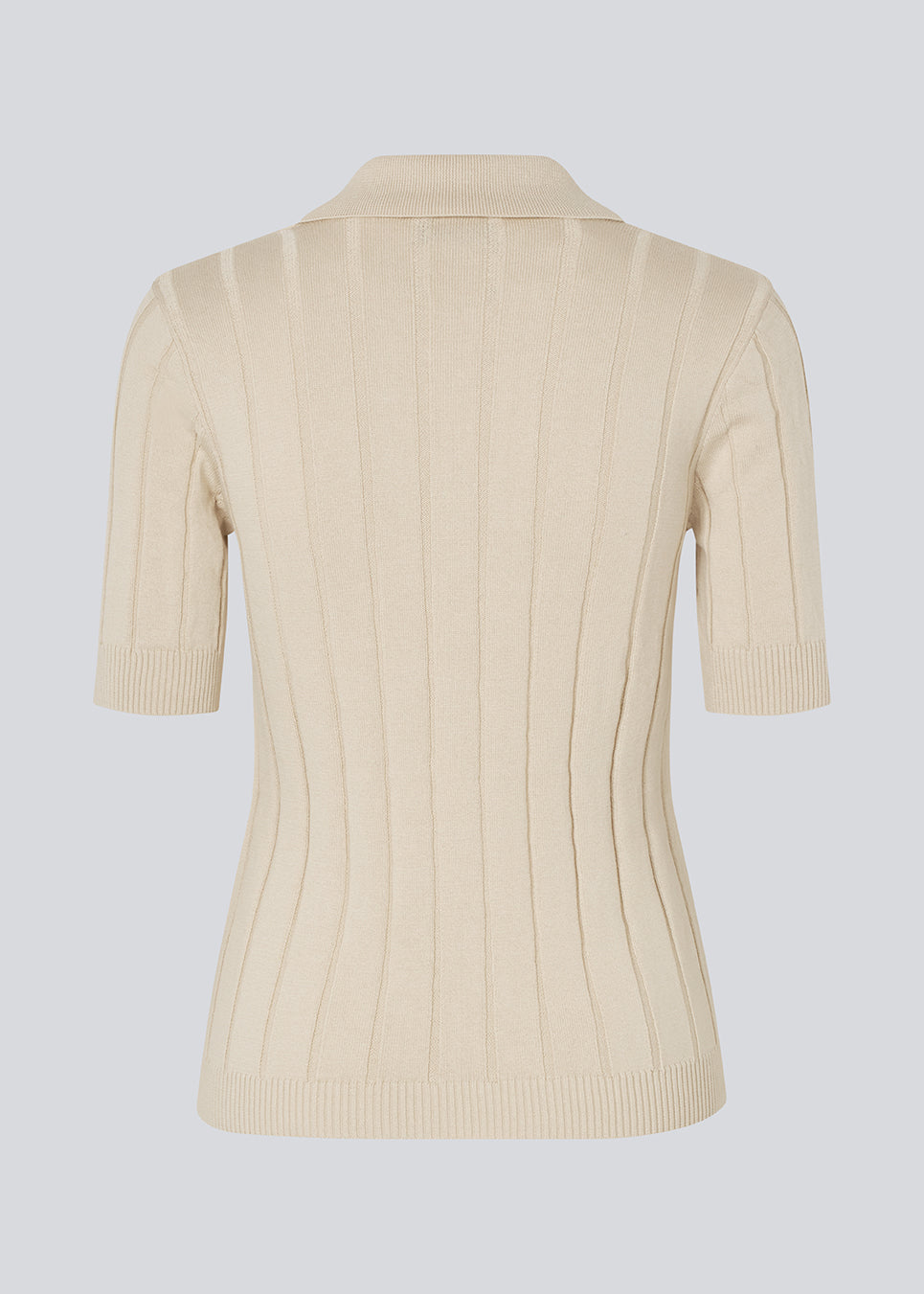 Soft knittet polo in 100% organic cotton. ToniaMD SS polo has short sleeves and a placket with 4 buttons.