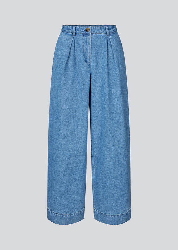 Suit pants in denim with wide legs and pleatsat the top. ToreMD pants has a medium-highwaist, zipper, side pockets and paspoil pocketin the back.