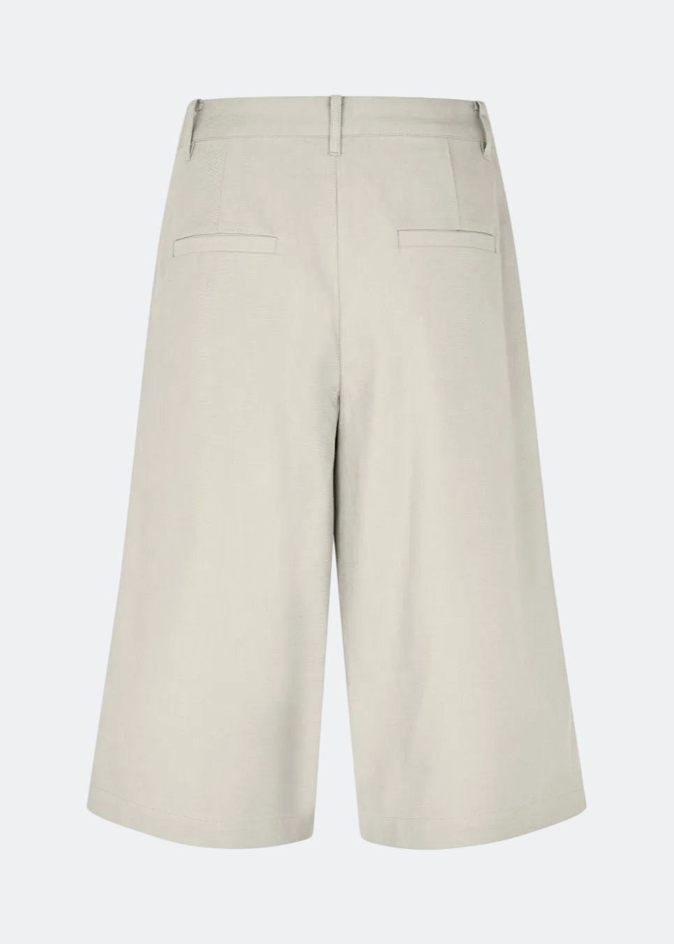 Long tailored shorts with pressed pleats. The ToreMD Long Shorts feature belt loops and a concealed zipper closure. A cool and casual choice that combines classic details with a modern, relaxed look.
