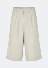 Long tailored shorts with pressed pleats. The ToreMD Long Shorts feature belt loops and a concealed zipper closure. A cool and casual choice that combines classic details with a modern, relaxed look.