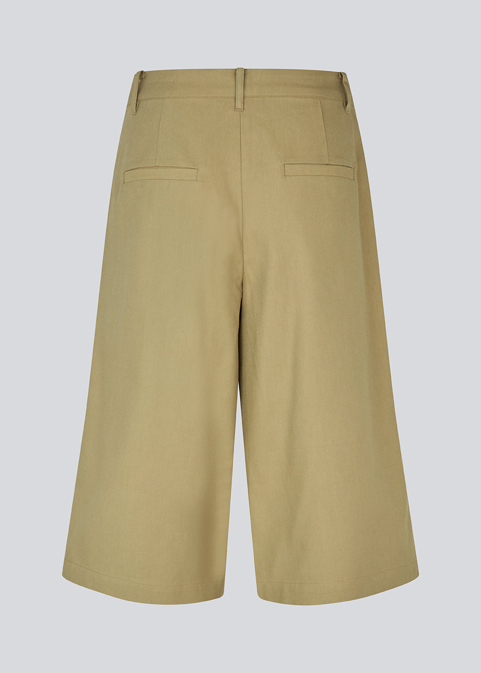 Long tailored shorts with pressed pleats. The ToreMD Long Shorts feature belt loops and a concealed zipper closure. A cool and casual choice that combines classic details with a modern, relaxed look.