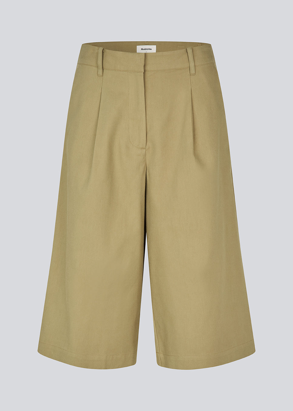 Long tailored shorts with pressed pleats. The ToreMD Long Shorts feature belt loops and a concealed zipper closure. A cool and casual choice that combines classic details with a modern, relaxed look.