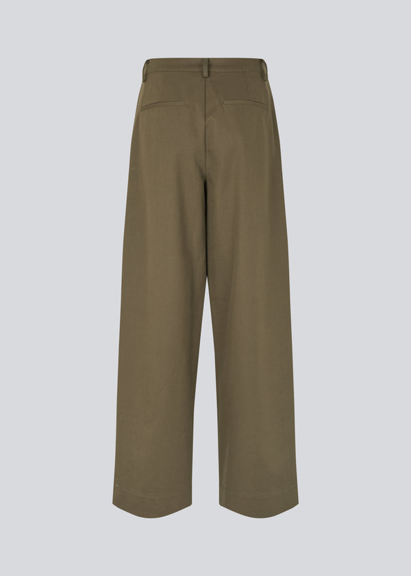 Suit pants in Twill with wide legs and pleats at the top. ToreMD pants has a medium-high waist, zipper, side pockets and paspoil pocket in the back.