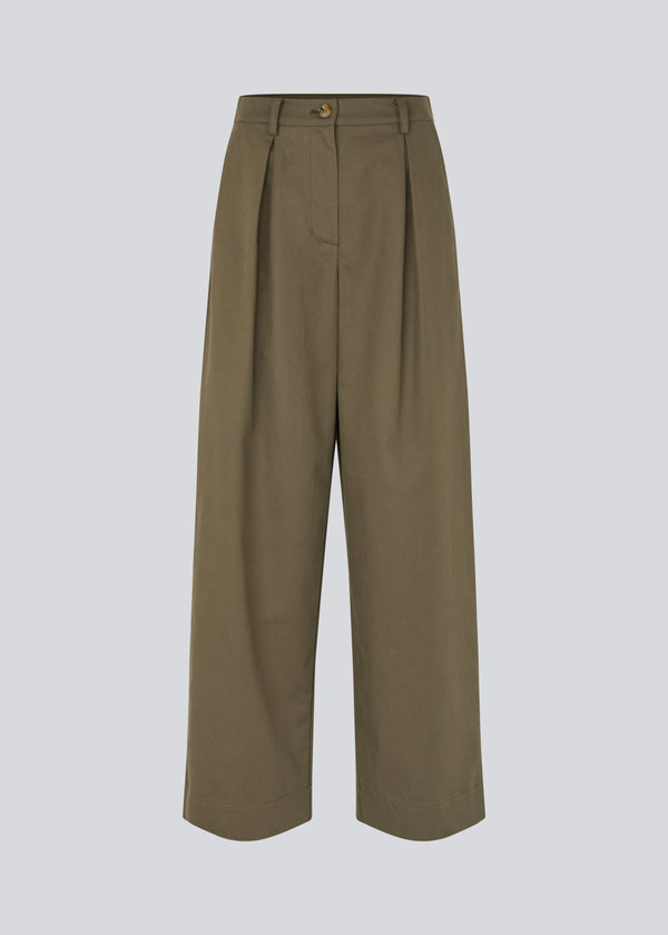 Suit pants in Twill with wide legs and pleats at the top. ToreMD pants has a medium-high waist, zipper, side pockets and paspoil pocket in the back.