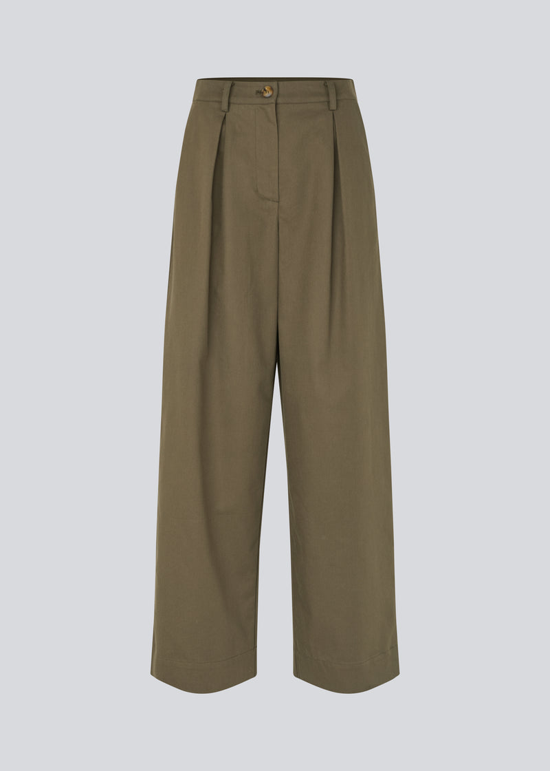 Suit pants in Twill with wide legs and pleats at the top. ToreMD pants has a medium-high waist, zipper, side pockets and paspoil pocket in the back.