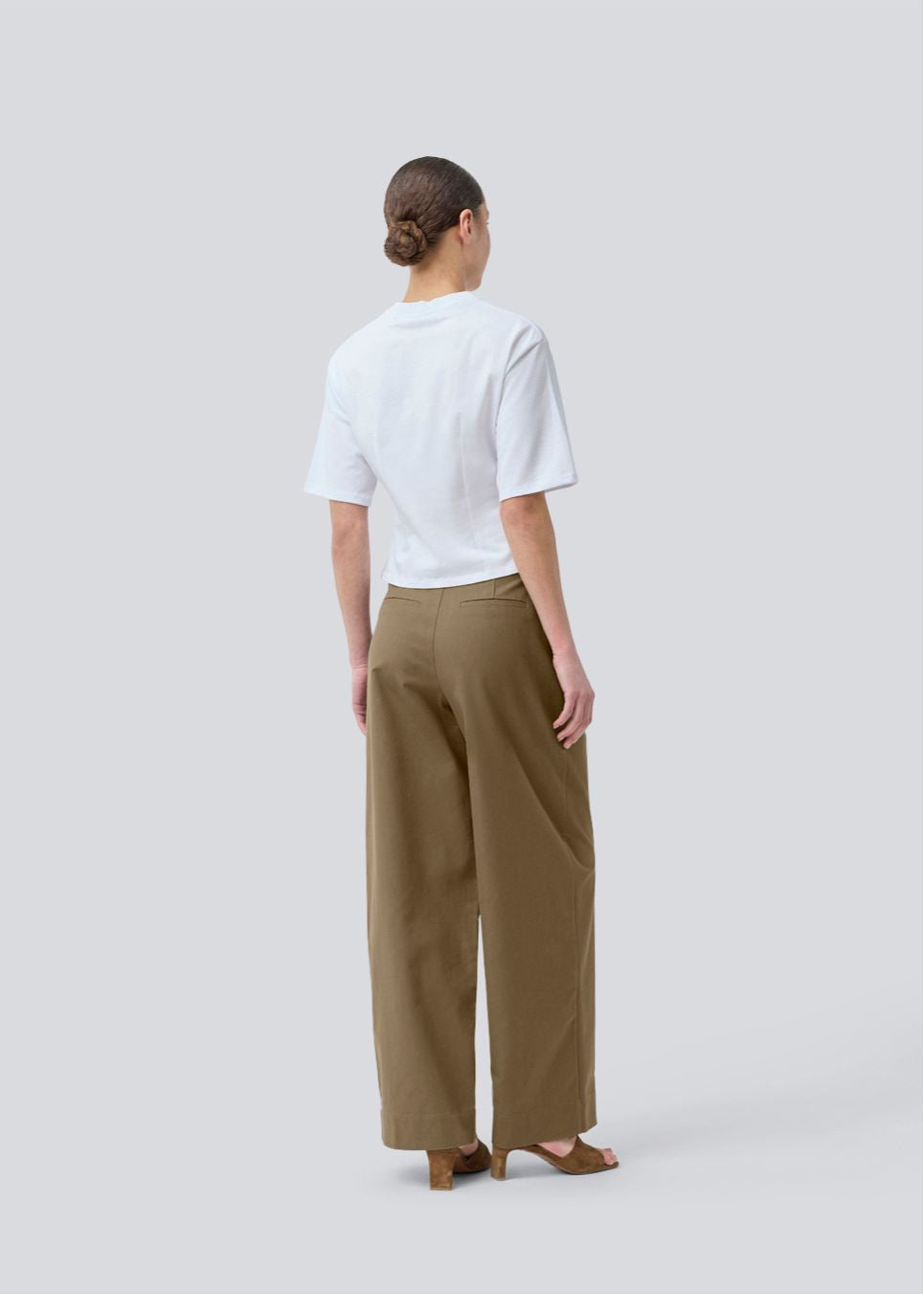 Suit pants in Twill with wide legs and pleats at the top. ToreMD pants has a medium-high waist, zipper, side pockets and paspoil pocket in the back. The model is 175 cm and wears a size S/36.


Material:
50% Cotton
50% Viscose

Lining:
100% Cotton