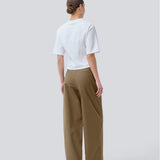 Suit pants in Twill with wide legs and pleats at the top. ToreMD pants has a medium-high waist, zipper, side pockets and paspoil pocket in the back. The model is 175 cm and wears a size S/36.


Material:
50% Cotton
50% Viscose

Lining:
100% Cotton