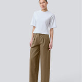 Suit pants in Twill with wide legs and pleats at the top. ToreMD pants has a medium-high waist, zipper, side pockets and paspoil pocket in the back. The model is 175 cm and wears a size S/36.


Material:
50% Cotton
50% Viscose

Lining:
100% Cotton