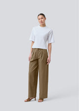 Suit pants in Twill with wide legs and pleats at the top. ToreMD pants has a medium-high waist, zipper, side pockets and paspoil pocket in the back. The model is 175 cm and wears a size S/36.


Material:
50% Cotton
50% Viscose

Lining:
100% Cotton