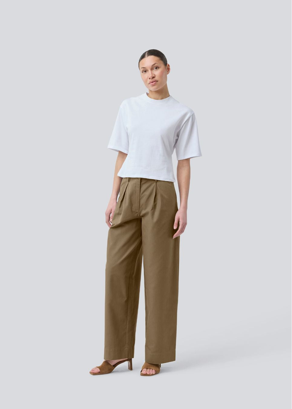 Suit pants in Twill with wide legs and pleats at the top. ToreMD pants has a medium-high waist, zipper, side pockets and paspoil pocket in the back. The model is 175 cm and wears a size S/36.


Material:
50% Cotton
50% Viscose

Lining:
100% Cotton