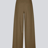 Suit pants in Twill with wide legs and pleats at the top. ToreMD pants has a medium-high waist, zipper, side pockets and paspoil pocket in the back. The model is 175 cm and wears a size S/36.


Material:
50% Cotton
50% Viscose

Lining:
100% Cotton