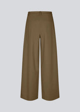 Suit pants in Twill with wide legs and pleats at the top. ToreMD pants has a medium-high waist, zipper, side pockets and paspoil pocket in the back. The model is 175 cm and wears a size S/36.


Material:
50% Cotton
50% Viscose

Lining:
100% Cotton