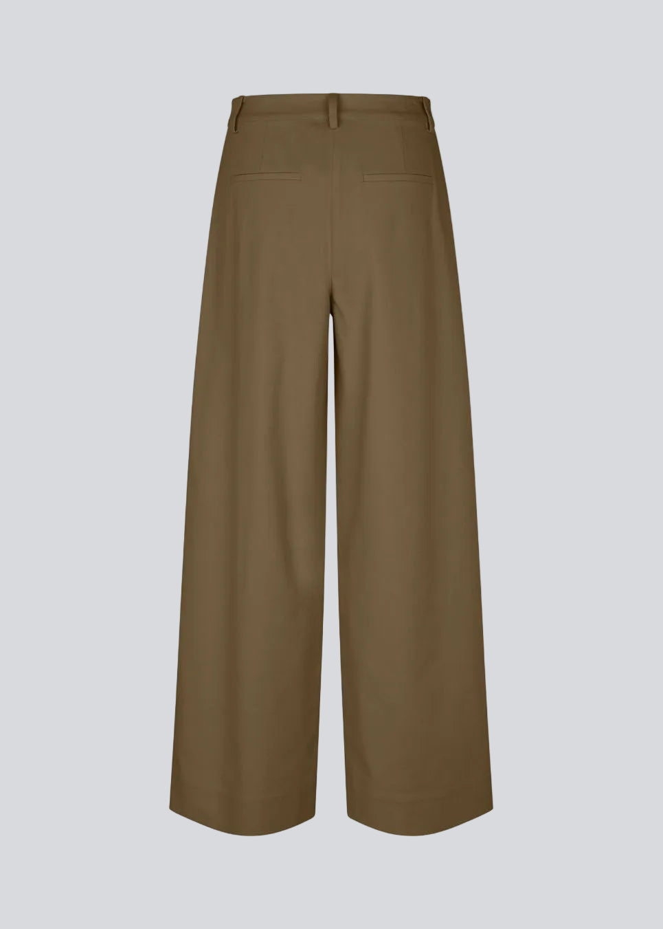 Suit pants in Twill with wide legs and pleats at the top. ToreMD pants has a medium-high waist, zipper, side pockets and paspoil pocket in the back. The model is 175 cm and wears a size S/36.


Material:
50% Cotton
50% Viscose

Lining:
100% Cotton