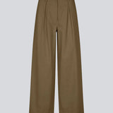 Suit pants in Twill with wide legs and pleats at the top. ToreMD pants has a medium-high waist, zipper, side pockets and paspoil pocket in the back. The model is 175 cm and wears a size S/36.


Material:
50% Cotton
50% Viscose

Lining:
100% Cotton