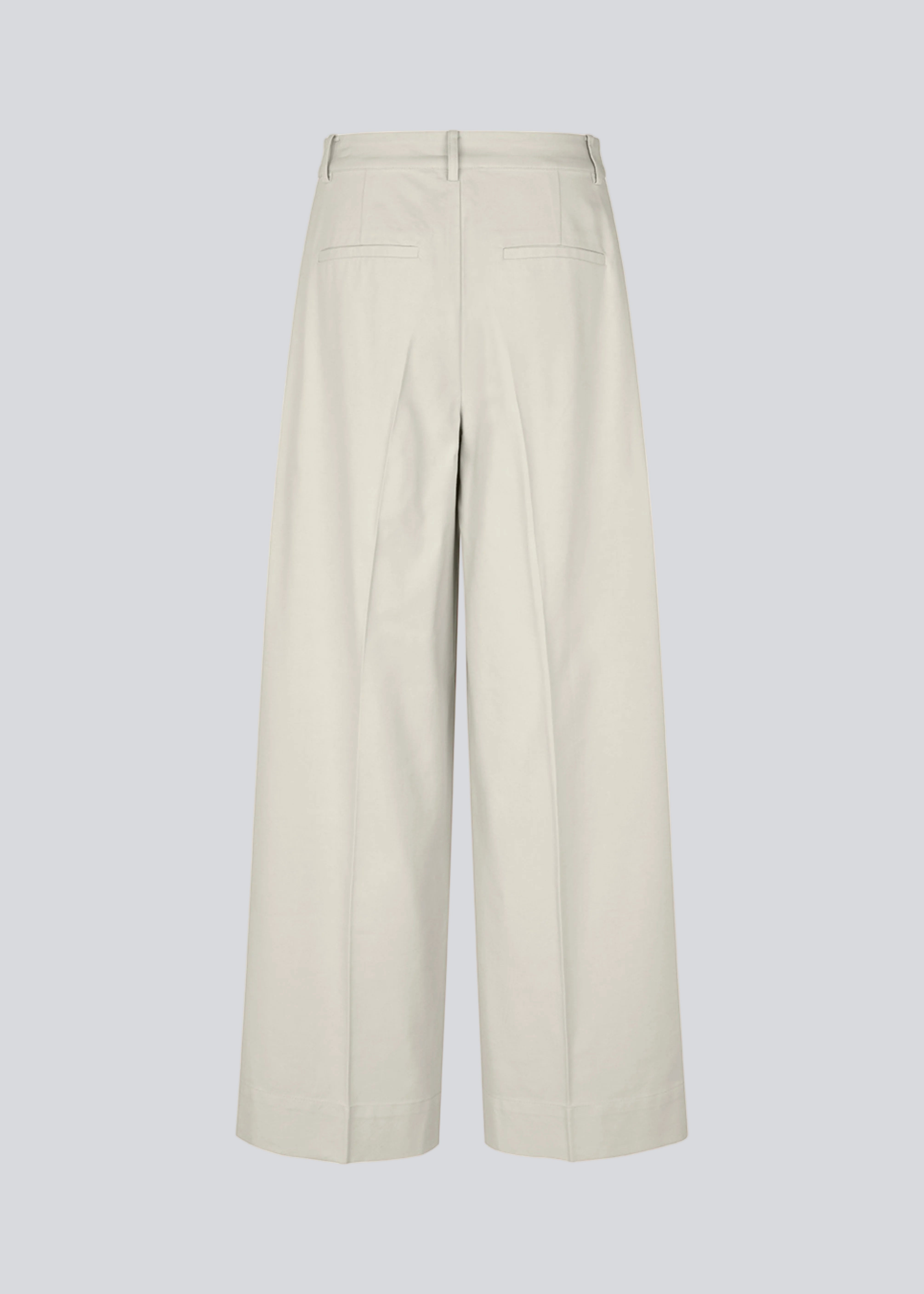 Suit pants in Twill with wide legs and pleats at the top. ToreMD pants has a medium-high waist, zipper, side pockets and paspoil pocket in the back.
